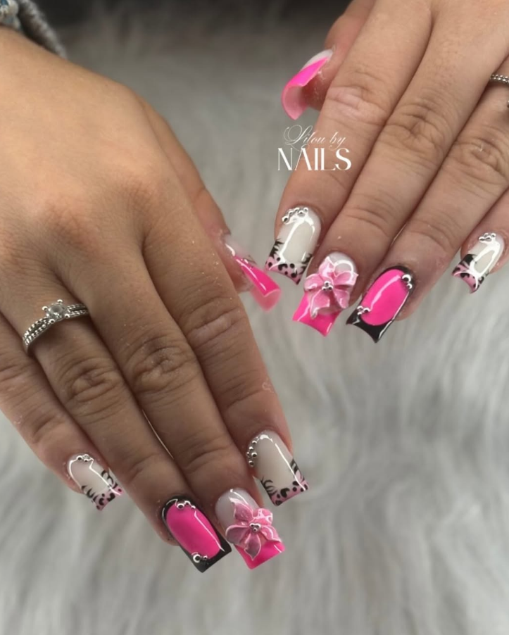 Nail art rose, noir et blanc avec fleurs en relief