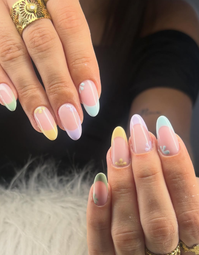 French pastel multicolore sur ongles naturels