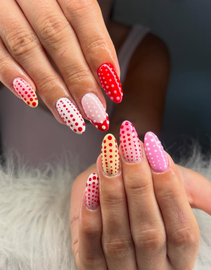 Ongles à pois rouges et roses