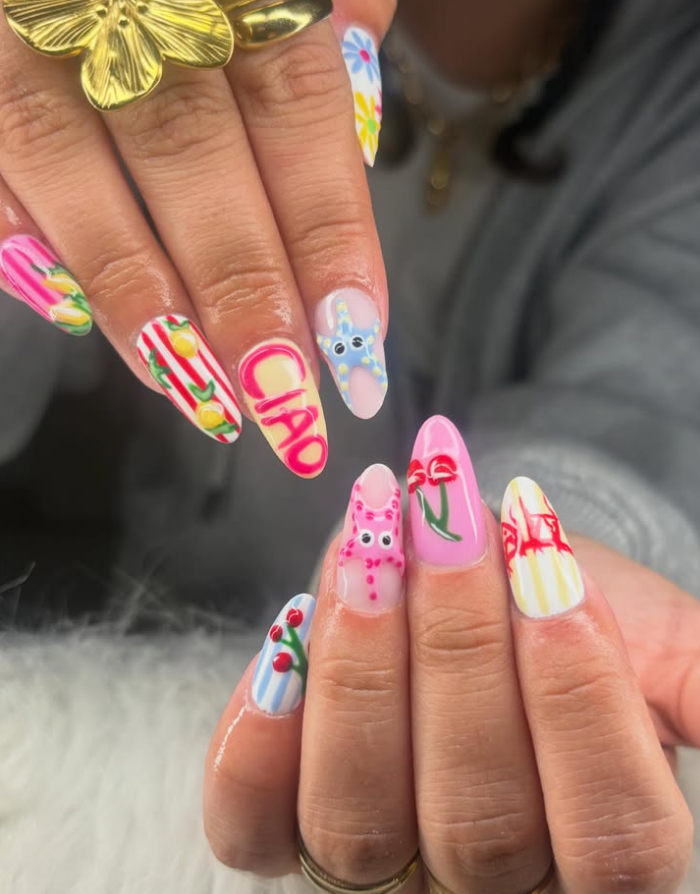 Nail art multicolore graphique