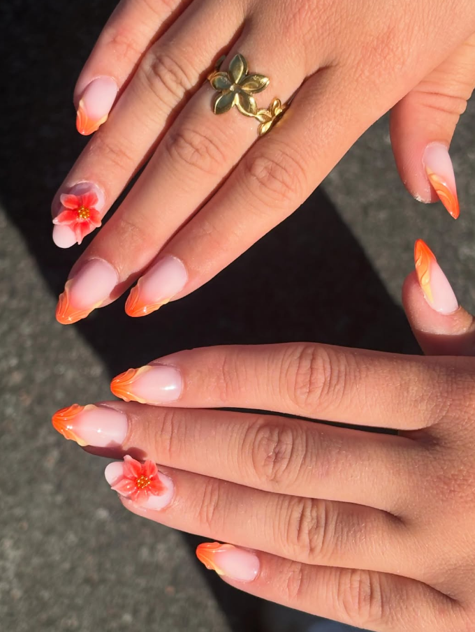 Ongles rose poudré et orange avec fleurs en relief