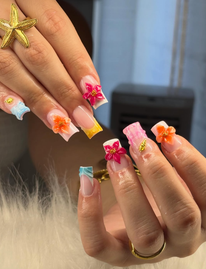 Ongles multicolores avec fleurs tropicales en relief