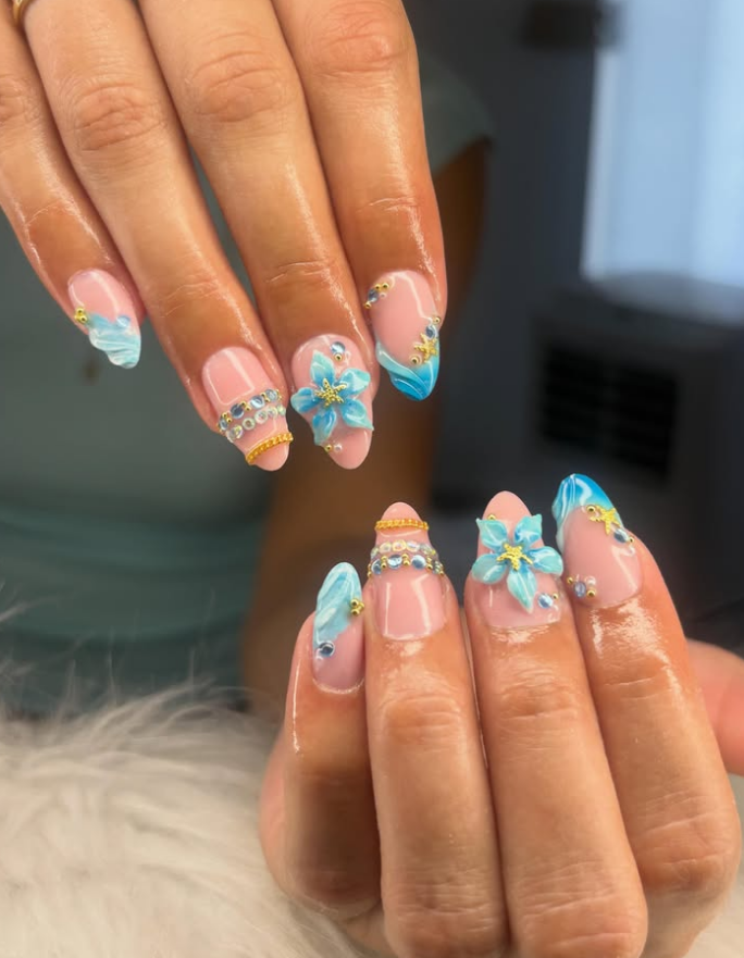 Ongles bleus avec fleurs en relief