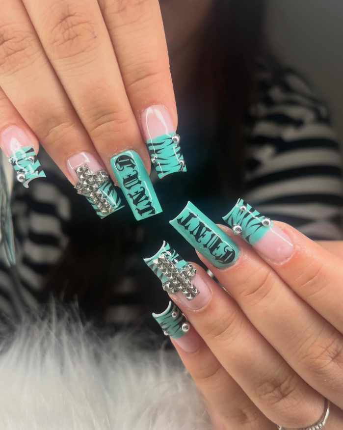 Ongles turquoise avec bijoux argentés