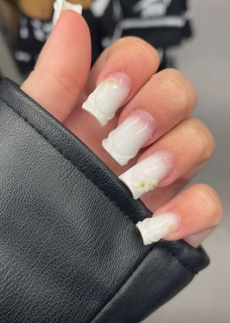Repousse à 1 mois et 3 semaines, blanc laiteux avec bijoux