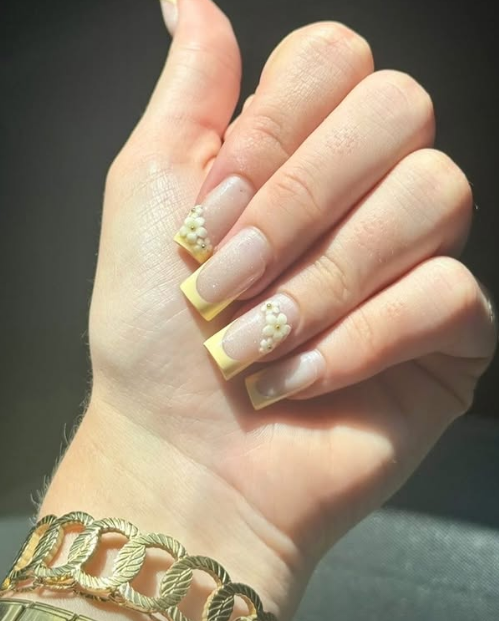 Repousse à 1 mois et 1 semaine sur ongles naturels avec fleurs