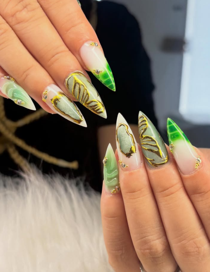 Ongles verts avec détails dorés