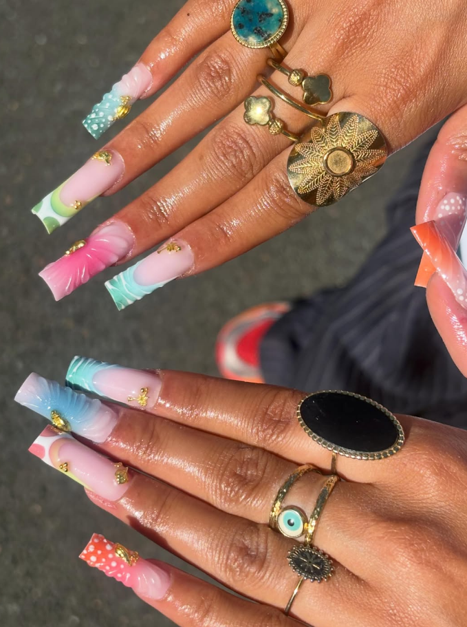 Ongles pastel graphiques avec détails dorés